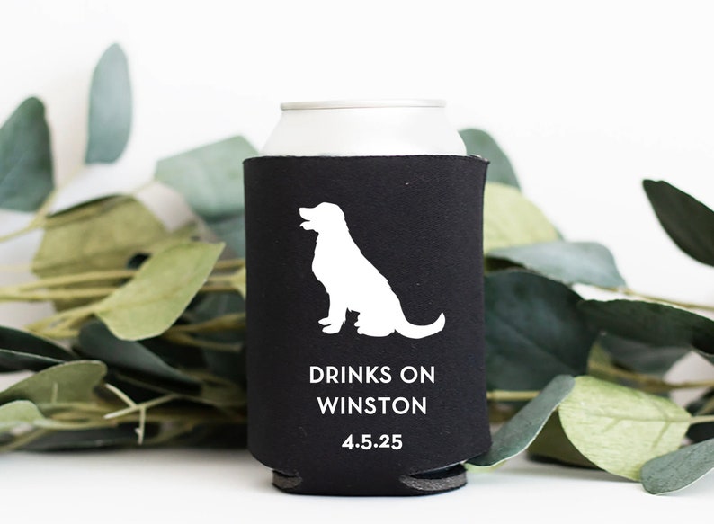 Peut inclure: Glaci&egrave;re en n&eacute;opr&egrave;ne noire avec une silhouette blanche de chien et le texte "Drinks on Winston 4.5.25"