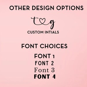 Peut inclure: Un fond rose avec du texte noir qui dit "OTHER DESIGN OPTIONS" et montre un graphique des lettres "t" et "g" avec un symbole de c&oelig;ur entre elles. Le texte "CUSTOM INITIALS" est sous le graphique. Le texte "FONT CHOICES" est en dessous. Le texte "FONT 1", "FONT 2", "Font 3", et "FONT 4" sont list&eacute;s en dessous.