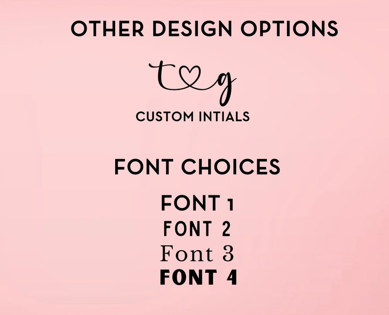 Peut inclure: Un fond rose avec du texte noir qui dit "OTHER DESIGN OPTIONS" et montre un graphique des lettres "t" et "g" avec un symbole de c&oelig;ur entre elles. Le texte "CUSTOM INITIALS" est sous le graphique. Le texte "FONT CHOICES" est en dessous. Le texte "FONT 1", "FONT 2", "Font 3", et "FONT 4" sont list&eacute;s en dessous.