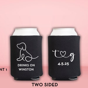 Peut inclure: Deux glaci&egrave;res noires et blanches. Un c&ocirc;t&eacute; pr&eacute;sente un dessin au trait d'un chien avec le texte "Drinks on Winston". L'autre c&ocirc;t&eacute; a le texte "t♡g 4.5.25".