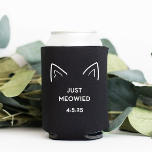 Peut inclure: Glaci&egrave;re noire et blanche avec des oreilles de chat et le texte "Just Meowed 4.5.25".