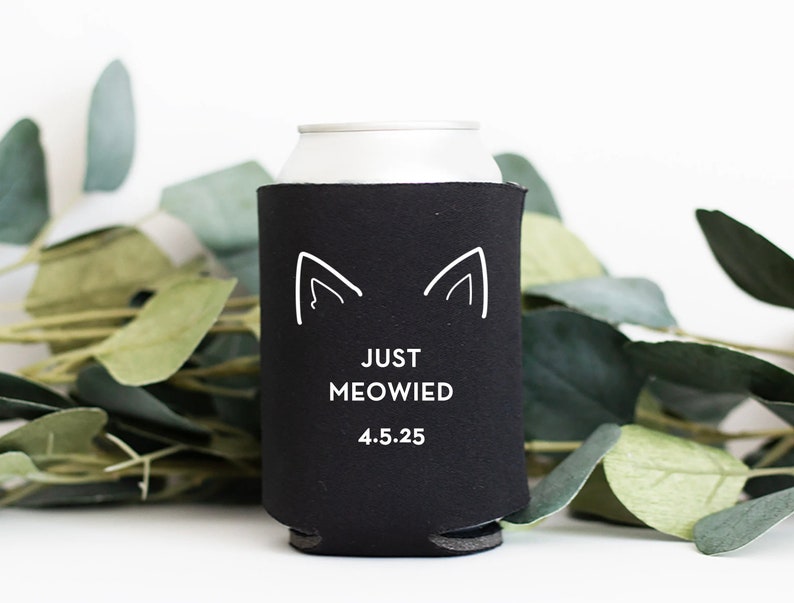 Peut inclure: Glaci&egrave;re noire et blanche avec des oreilles de chat et le texte "Just Meowed 4.5.25".