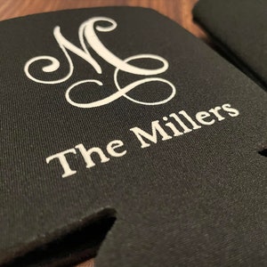 Peut inclure: Glaci&egrave;re en n&eacute;opr&egrave;ne noire avec inscription brod&eacute;e blanche "The Millers" et un monogramme "MC".