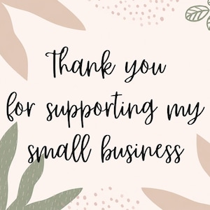 Pode incluir: Um cart&atilde;o retangular com fundo rosa claro apresentando o texto preto Thank you for supporting my small business. O design inclui formas de folhas abstratas em tons de verde e bege suaves, juntamente com pequenos padr&otilde;es de pontos.