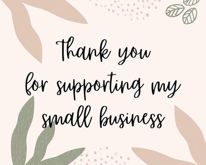 Pode incluir: Um cart&atilde;o retangular com fundo rosa claro apresentando o texto preto Thank you for supporting my small business. O design inclui formas de folhas abstratas em tons de verde e bege suaves, juntamente com pequenos padr&otilde;es de pontos.
