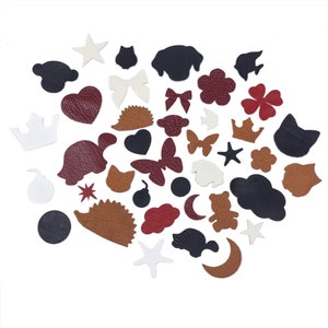 Può includere: Assortimento di toppe in pelle di varie forme e colori, tra cui stelle, cuori, animali e fiori. Le toppe sono perfette per aggiungere un tocco personale a vestiti, borse o altri accessori.