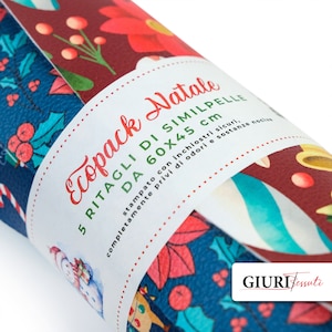 Könnte beinhalten: Eine Rolle Weihnachtsgeschenkpapier in Rot und Blau mit einem weißen Etikett, auf dem steht "Ecopack Natale 5 RITAGLI DI SIMILPELLE DA 60X45 cm stampato con inchiostri sicuri, completamente privi di odori e sostanze nocive GIURI Tessuti".