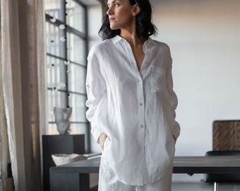 Chemise boyfriend surdimensionnée en lin avec ourlet en queue de chameau en blanc neige. Chemisier boutonné en lin pour femme à manches longues.