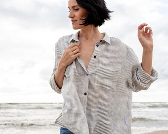 Lässiges Button Up Leinen Hemd mit langen Ärmeln in Blau Gestreift. Klassische Frauen Leinenbluse, perfekt für heiße Sommertage.