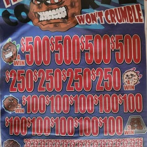 Puede incluir: Un billete de lotería con fondo azul y el texto "THIS COOKIE WON'T CRUMBLE". El billete presenta personajes de galletas de dibujos animados y cantidades de premios en rojo, incluyendo $500, $250, $100 y $25.