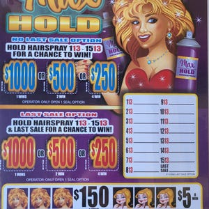 Op de afbeelding: Een loterijticket met het thema Max Hold haarspray, voorzien van een blond personage in een rode jurk, paarse haarspraybussen en diverse prijzen waaronder $1000, $500, $250, $150, $20 en $5. Het ticket bevat instructies voor een laatste verkoopoptie.