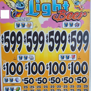 Könnte beinhalten: Ein Lotterielos mit den Worten "Light Beer" in Blau und Orange. Das Los zeigt mehrere Gewinnbeträge, darunter 599 €, 100 €, 50 € und 25 €. Oben auf dem Los steht "LAST SALE 599 €".