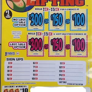 Può includere: Un biglietto della lotteria giallo con un uomo dei cartoni animati che solleva pesi. Il gioco si chiama "Heavy Lifting" e offre la possibilità di vincere 300 €, 150 € o 100 €. Il biglietto ha una sezione di registrazione con i numeri da 113 a 1513 e una sezione di vincita istantanea con premi di 10 €, 5 €, 2 € e 1 €.