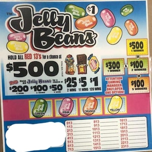 Op de afbeelding: Een loterijkaart met een kleurrijk ontwerp met jelly beans en de tekst "Jelly Beans". De kaart heeft een totale prijswaarde van € 500 en bevat meerdere kleinere prijzen, waaronder € 200, € 100, € 50, € 25, € 5 en € 1. De kaart bevat ook een lijst met nummers van 013 tot 2313.