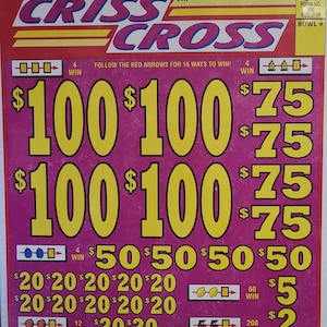 Può includere: Un biglietto gratta e vinci Criss Cross con sfondo rosa e testo giallo. Il biglietto presenta il testo "CRISS CROSS" in alto, insieme a vari importi dei premi, tra cui $100, $75, $50, $20, $5 e $2. Il biglietto include anche le istruzioni.