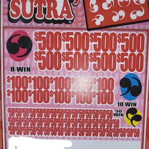 Puede incluir: Un boleto de lotería de rascar Comma Sutra rosa y rojo. El boleto presenta el texto "COMMA SUTRA" en una fuente audaz y estilizada. Muestra varios importes de premios, incluyendo 500 € y 100 €, y el texto "LAST SALE 500 €".