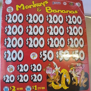 Può includere: Un biglietto gratta e vinci rosso con il titolo "Monkeys & Bananas" in testo giallo. Presenta più importi di premi, tra cui $200, $50 e $20. Scimmie e banane dei cartoni animati sono illustrate in basso. Il biglietto è sigillato in plastica.