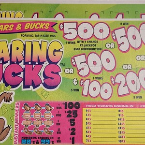 Könnte beinhalten: Ein Stapel "Bears & Bucks" Rubbellose. Die Lose zeigen einen Cartoon-Bären mit einer Goldkette und den Worten "Bearing Bucks" in großen, farbenfrohen Buchstaben. Die Lose haben verschiedene Gewinnbeträge.