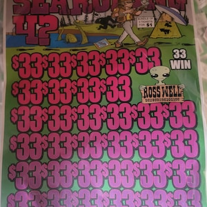 Könnte beinhalten: Ein Lotterielos mit den Worten "SEARCHING 42" oben. Das Los zeigt eine Cartoon-Illustration einer Person mit einer Waffe, einem Außerirdischen und dem Text "ROSS WELL". Das Los hat Reihen der Zahl 33 in Pink.