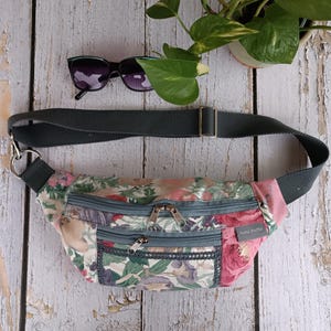 Magväska eller axelremsväska, bältesväska, lapptäcke i vintagetyg och grå spets.