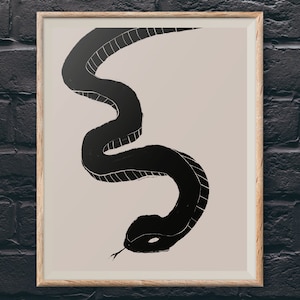 Può includere: Un'illustrazione in bianco e nero di un serpente con un design semplice e minimalista. Il serpente è arrotolato a forma di S, con la testa rivolta verso il lato sinistro dell'immagine. Lo sfondo è di colore beige chiaro.