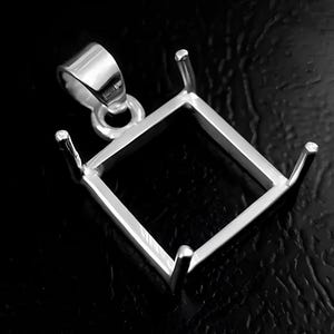 Pingente quadrado em prata de lei com engaste em bisel