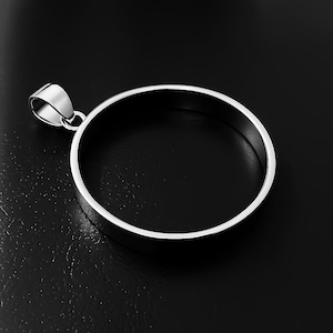 Colgante de plata de ley 925 con bisel abierto y marco redondo.