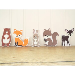 Könnte beinhalten: Eine Sammlung von fünf Waldtier-Ausschnitten: ein Bär, ein Fuchs, ein Kaninchen, ein Eichhörnchen und ein Reh. Der Bär ist braun mit weißem Bauch, der Fuchs ist orange mit weißer Schwanzspitze, das Kaninchen ist grau, das Eichhörnchen ist braun und das Reh ist dunkelbraun mit weißen Flecken.