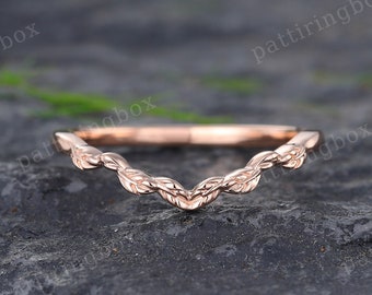 Aliança de casamento delicada e curvada, aliança simples em ouro rosa, anel empilhável com estampa de folha art déco, anel liso, anel de compromisso vintage para mulheres.