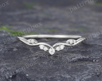 Vigselring i vitguld, moissanit, unik diamant, böjd vigselring, art déco-matchande stapelring, vintage-löftesring, present till kvinnor