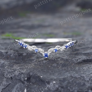 Blue Sapphire Filigree wedding band White gold Curved wedding band Art deco Leaf Matching Stackable ring Vintage Delicate Promise band