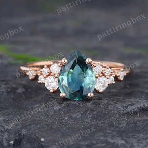 Birnenförmiger grün-blauer Saphir-Verlobungsring Vintage-Rosengoldring Einzigartiger Moissanite-Diamant-Cluster-Art-Deco-Brautjubiläumsring