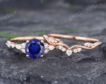 Ensemble de bague de fiançailles saphir bleu Bague en or rose vintage Bague en diamant Moissanite Bague de mariage incurvée unique Bague de promesse d'anniversaire de mariée