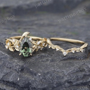 Pear shaped Green Sapphire engagement ring set Vintage 14k Yellow gold ring Moissanite Diamond Cluster Curved band Bridal leaf Promise ring