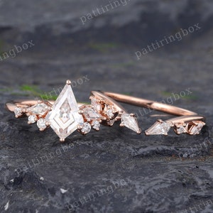 Conjunto exclusivo de anéis de noivado de moissanita em ouro rosa com lapidação Kite Anel de diamante Kite Conjunto de alianças abertas Conjunto de noivas Anel de promessa de aniversário Art Déco