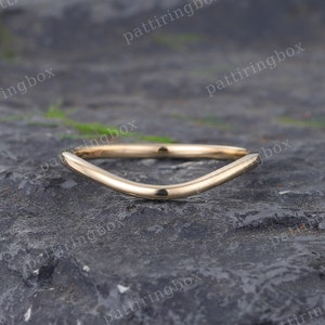 Dainty Plain gold Curved wedding band Unique Yellow gold Curved wedding band Art deco Matching Stacking band Vintage Promise band for women