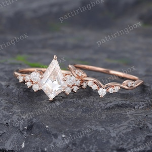 Conjunto exclusivo de anéis de noivado de moissanita com corte de pipa Anel de noivado em ouro rosa Conjunto de noiva vintage Anel de noivado com diamantes Anel de promessa de aniversário curvo