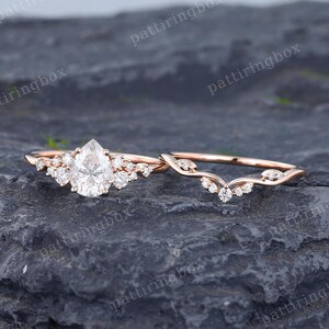 Anillo de compromiso de moissanita en forma de pera, anillo de compromiso de oro rosa, conjunto de novia vintage, anillo de compromiso de aniversario curvo con diamantes, regalo de anillo de promesa