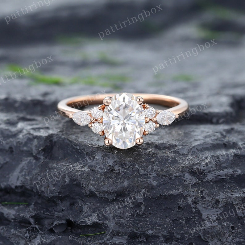 Anello di fidanzamento ovale in moissanite Anello di fidanzamento in oro rosa vintage Anello a grappolo di diamanti marquise Anello di promessa di anniversario di matrimonio unico immagine 1