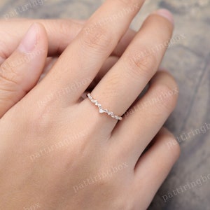 Aliança de casamento em filigrana de moissanita, ouro rosa, diamante, curva, estilo art déco com folhas, alianças combinando, aliança vintage de compromisso para mulheres. imagem 5