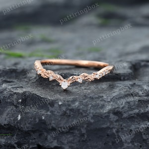 Aliança de casamento em filigrana de moissanita, ouro rosa, diamante, curva, estilo art déco com folhas, alianças combinando, aliança vintage de compromisso para mulheres. imagem 2