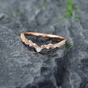 Aliança de casamento em filigrana de moissanita, ouro rosa, diamante, curva, estilo art déco com folhas, alianças combinando, aliança vintage de compromisso para mulheres. imagem 4