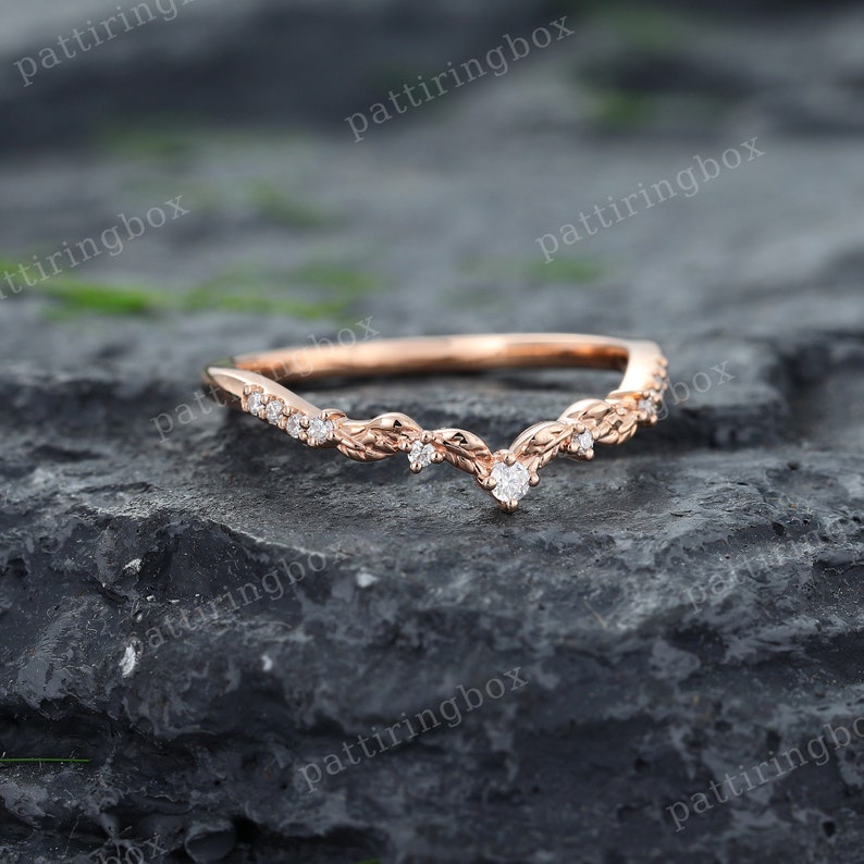 Aliança de casamento em filigrana de moissanita, ouro rosa, diamante, curva, estilo art déco com folhas, alianças combinando, aliança vintage de compromisso para mulheres. imagem 3