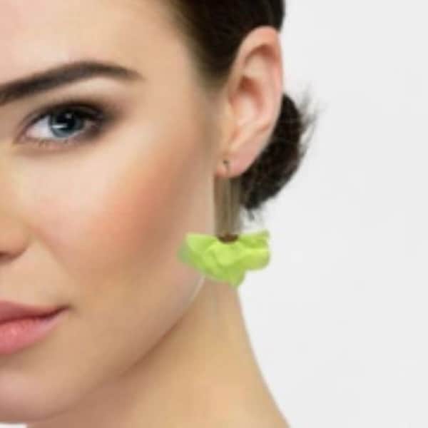 Boucles d'oreilles pendantes en vert flashy avec des fleurs en tissu soyeux et laiton doré. Le glamour de l'été !