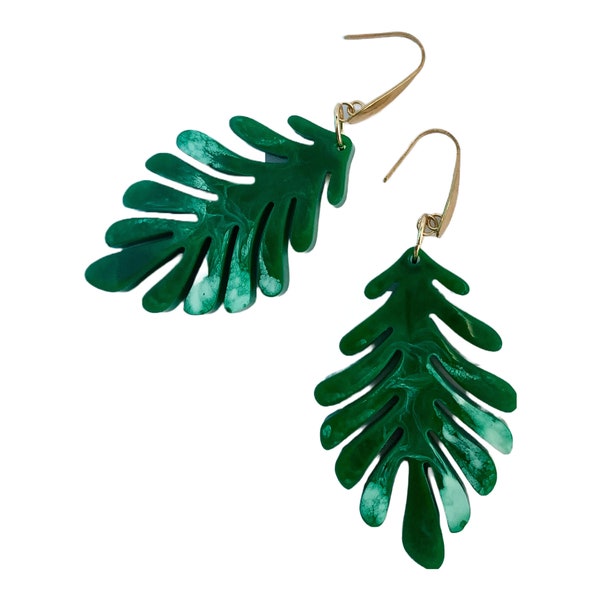 Boucles d'oreilles femme feuilles tropicales en résine vert foncé et or, pendants feuille monstera, bijoux monstera, bijoux été femme.