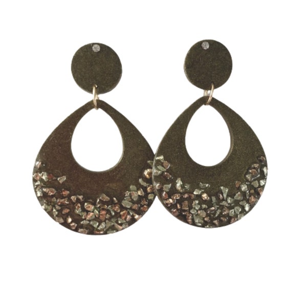 Boucles d’oreilles pendantes en résine bronze et pépites en relièf, Pendants longs ovales, aspect or vieilli.