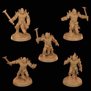 Könnte beinhalten: Ein Set aus fünf beigefarbenen Miniaturfiguren, die anthropomorphe Gorillakrieger darstellen. Jede Figur trägt eine verzierte Rüstung, hält eine geschwungene Klinge und steht auf einem runden Sockel in verschiedenen dynamischen Kampfposen.