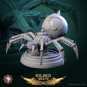 Puede incluir: Una detallada figura de araña mecánica gris con diseños intrincados. La araña tiene un cuerpo redondo, múltiples patas articuladas y una base circular. La imagen también incluye el texto "GILDED WRATH" y un logotipo.