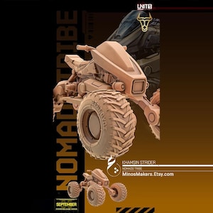 Puede incluir: Modelo Khamsin Strider de color marrón, un vehículo todoterreno futurista con neumáticos grandes y texturizados. El diseño incluye un carenado delantero, manillar y una pequeña réplica en la parte inferior. El texto "NOMAD TRIBE" se muestra verticalmente a la izquierda.