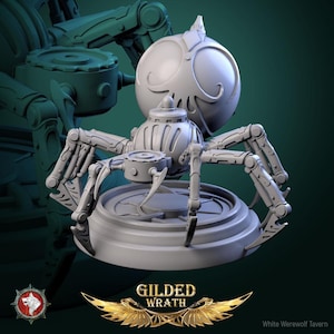 Puede incluir: Una figura de araña mecánica de color gris claro con cuerpo esférico y patas segmentadas, colocada sobre una base circular. El diseño presenta detalles intrincados tipo engranaje y una cabeza grande y redondeada. El texto GILDED WRATH aparece debajo.